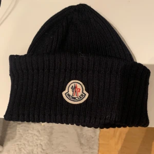 Moncler mössa svart - Moncler mössa nfc trasig nyligen tvättat hämtas i Gbg 