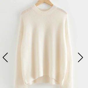 & other stories stickad tröja  - Säljer denna jättefina slutsålda stickad tröja från & other Stories. Använd några fåtal gånger så i bra skick💛 storlek xs men oversized så passar s också. Nypris 790