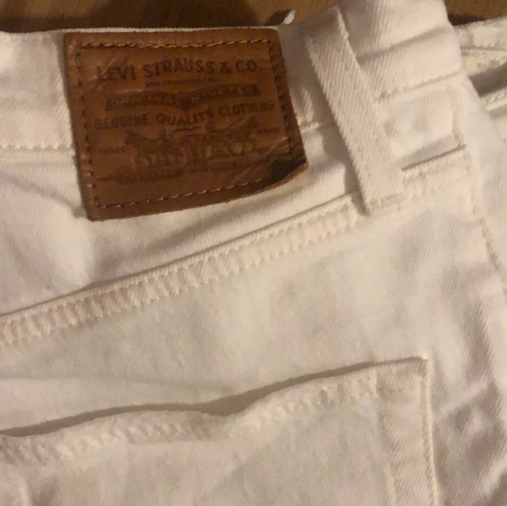 Vita jeans från Levis. Strl 27. Använd fåtal gånger. Inköpta för 1200kr. . Jeans & Byxor.