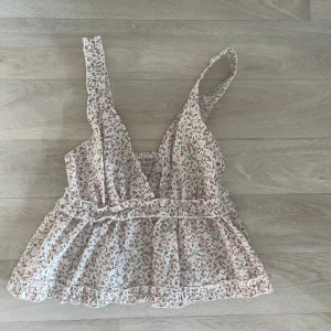 Topp - Säljer denna jätte gulliga topp perfekt till sommaren. Storleken passar mig som har xs!💓