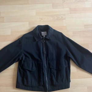 Jacka ASOS - Svart Jacka från ASOS i strlk 36! (Jag upplever den dock snarare som en 34/ganska kort modell). Mycket gott skick.