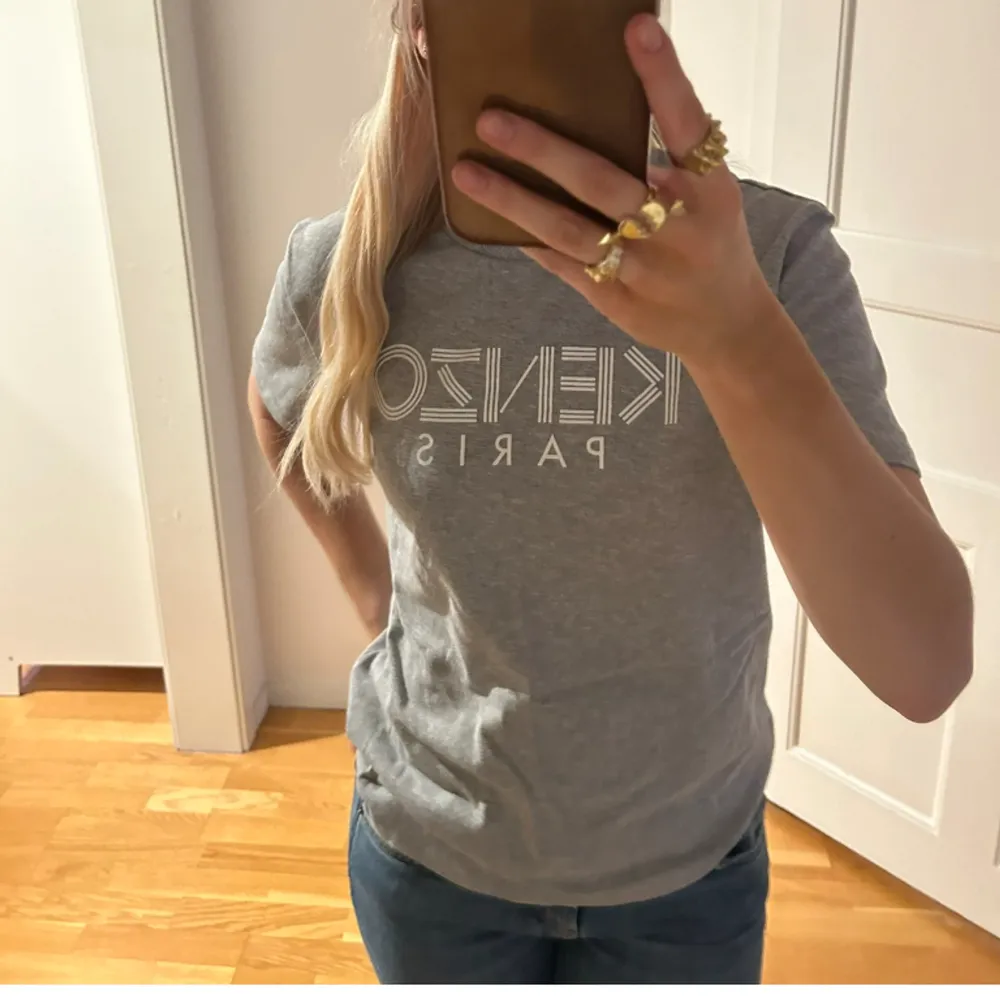 Oversize tshirt från Kenzo i fint material, använd en gång🤍 storlek 164 men passar även xs och s🙌🏽. T-shirts.