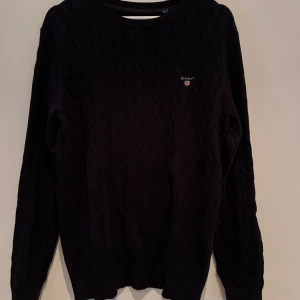 Marinblå Gant tröja  - Marinblå Gant tröja med kabbesltickning. Alldrig använd. 