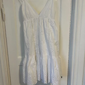 Zara klänning  - Säljer denna populära klänning från Zara. Perfekt till midsommar eller student. Aldrig använd, prislappen finns kvar. Hör av dig om du vill ha mer bilder! 