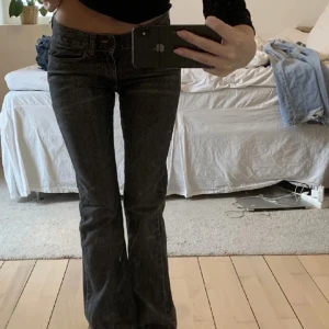 Lågmidjade jeans  - Lågmidjade jeans som e super snygga, men tyvärr för små för mig, från hm men köpt för länge sen så de inte säljs längre nån stans, lägger upp igen för de fri frakt 💓