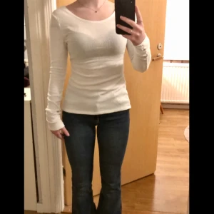 Vit tröja🤍 - superfin tröja men öppen omlott rygg🤍säljer då den inte kommer till användning💞