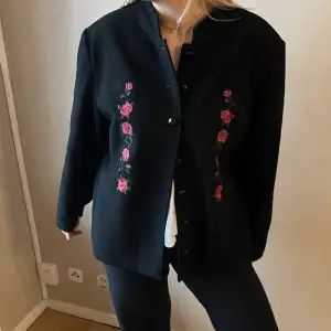 Så fin vårjacka med detaljer på! Så fina ros detaljer som gör en outfit riktigt gullig! Kan knäppas hela vägen eller om man vill ha den öppen, eller delvis knäppt som på bilden! Skulle säga att den passar M L och lite oversized till S. 