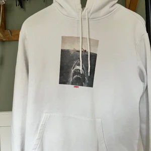 Hoodie  - Hoodie med tryck från H&M