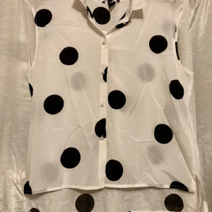 Linne, Stl S, Fr H&M - Jättesött luftigt tunt linne, ngt oversize med fin pärlknäppning + extra knapp. Använd enstaka tillfälle. Inget att anmärka på.