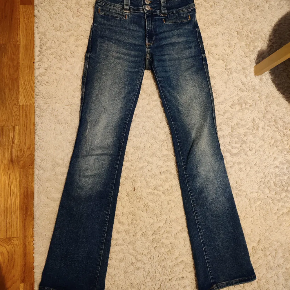 Lågmidjade bootcut jeans från H&M i storlek 170. Oanvänt skick 😍.  Köptes för 279. . Jeans & Byxor.