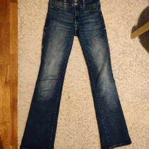 Bootcut jeans från H&M i storlek 170. Oanvänt skick 😍.  Köptes för 279. De har små snygga slitningar på ställen som är menade. ⚠️ De är inte så mörka som det ser ut det är bara ljuset.
