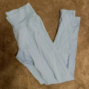 Träningstights med scrunch  - Säljer dessa ljusblå träningsbyxorna från new yorker då dem inte kommer till användning 🤍 de har scrunch i rumpan och är super stretchiga och sköna på kroppen 🥰 kom priv för mer bilder o info! Passar XS/S