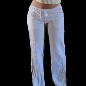 Linnebyxor  - Säljer dessa vita linnebyxor då jag har två. Köpta för 699 från Chelsea💗