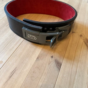 SBD bälte - som nytt - L - Köpte det hos MMsport i göteborg och använt det 2 gånger, då jag insåg att jag inte orkar hålla på med powerlifting. Som nytt