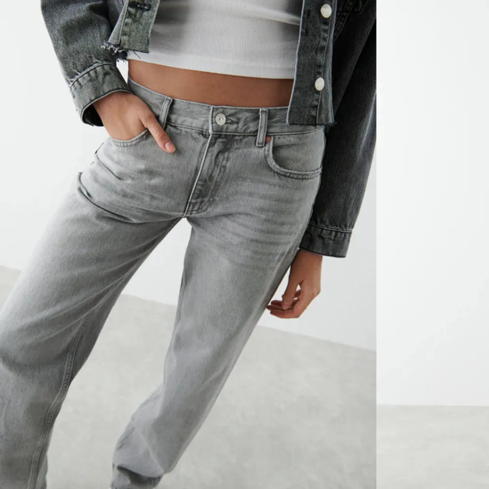 Jag säljer dessa superfina gråa lågmidjade jeansen i storlek 32 från Gina Tricot (low straight jeans). Kommer inte till användning längre. Orginal pris 500 kr, priset går att diskutera.. Jeans & Byxor.