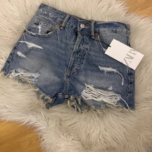 populära shorts från zara🙌💞 - ett par jättesnygga jeans shorts från zara i storlek 32. säljer pga att dom var för små! helt oanvända o perfekta till sommaren. köpare står för frakten❣️ skriv innan du trycker på ”köp nu”🙌💘