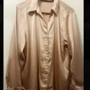 Snygg laxrosa/beige glansig skjorta från HM. Möts gärna upp i Göteborg, men kan även skickas 