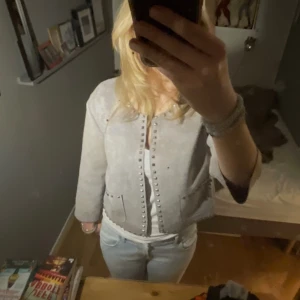 Kofta med nitar  - Trekvartsärmad kofta i mockaimitation med nitar och två fickor längst fram💖💖i nyskick! liten i storleken mer som M