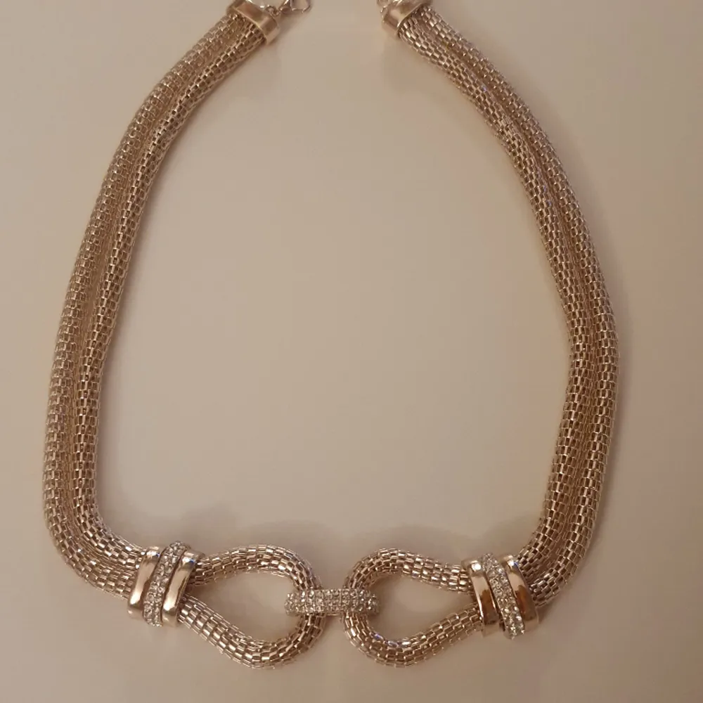 Vintage, guldfärgat halsband i meshrep/ormlänk och strass.  Oanvänt och reglerbart. Längd mellan ca 45 och 53 cm.  Samfraktar gärna!. Accessoarer.