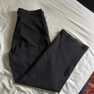 Kostymbyxor i använt skick från vero Moda. Byxorna är noppriga på ena fickan och lite slitna vid insidan på låren (se bilder) därav de billiga priset. Skicka vid frågor och funderingar eller vid önskan av bilder på byxorna på💞💞