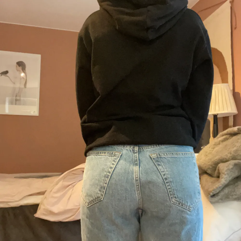 Säljer dess jättefina jeans då de är för stora (det är därför det ser så konstigt ut på bilderna) har använts ett par gånger men har inget slitage💗. Jeans & Byxor.