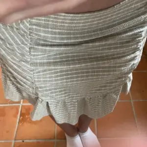 Fin kjol från Gina Tricot, säljer då den inte kommer till användning, bra sick 🤍