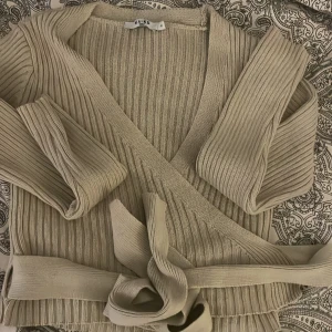 Blus med knyt  - Baige blus me knyt inte använd bara en gång  Frakt enligt postnord