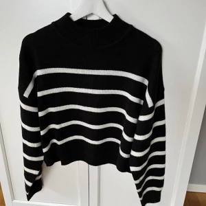 Randig tröja H&M - Randig tunn stickad tröja från h&m i lite kortare modell. Storlek M, ganska liten i storleken (har i vanliga fall S) 🧡