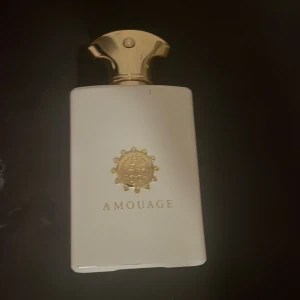 Amouage - Honour Man, EdP - Original pris: 4300kr Säljer denna för att jag har skaffat andra parfymer som jag föredrar mer. Men den luktar otroligt gott. 90ML kvar. Priset kan diskuteras