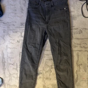 Skinny Jeans - Skinny Jeans ’MOLLY’ från Ginatricot. Storlek M. Knappt använda Max 2 gånger.  Original pris 359kr 