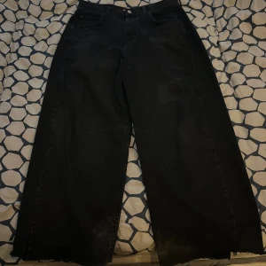 Baggy jeans 32/34 - Baggy jeans från Urban Outfitters uppklippta tyvärr men annars bra<3