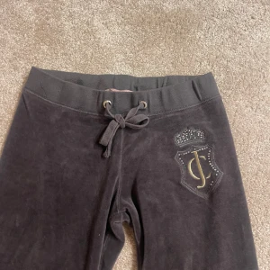 Vintage juicy couture  - Säljer dessa lågmidjade vintage juicy couture byxor! Skulle nog gissa att de är från 2000-talet och dom är i bra skick! Ikoniska och skulle säga att de är lite mindre i storleken, passar nog någon med mindre än S! 🙏🏻💞💞(bruna/svarta/grå i färgen) 