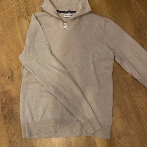 Half zip - Half zip tröja från Jack and Jones. Skick 8/10 | Storlek S | Säljer då den inte används 