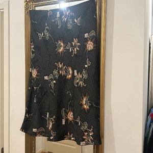 Kjol med fint print - Enkel kjol i fint skick, resår i midjan, knälång i längd! 