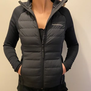Peak performance jacka  - En helt ny svart peak performance jacka, i stl Xs🖤