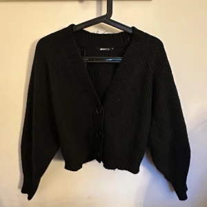 Kofta - Kofta från Gina tricot  Den är använd men i fint skick  Stl xs