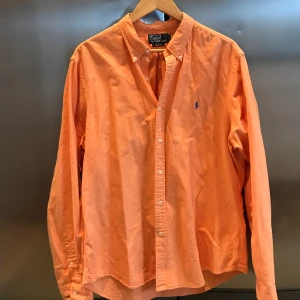 Ralph Lauren skjorta  - Väldigt fin färg och sjukt skön! Förstor för mig men väldigt trevlig på någon fest / kalas på sommaren!
