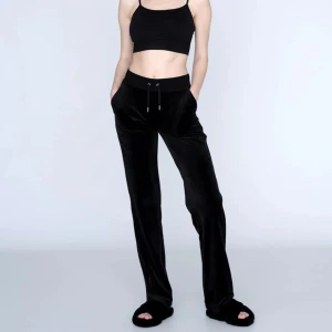 Juicy Couture byxor - Säljer mina svarta Juicy Couture byxor då det inte är min stil. Använt kanske 5 gånger, byxorna är i nyskick. Pris kan diskuteras vid snabb affär! Köpta för 1200kr.