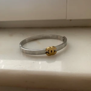 Chanel liknande armband - Jättefint chanel liknande armband, aldrig använd