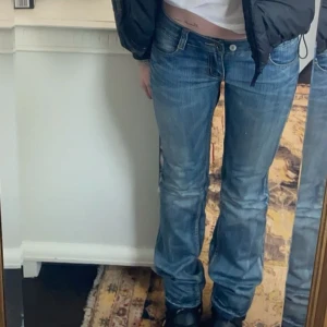 Lowwaist jeans - Märket MOD dem har två knappar. Yttersta knappen gör midjan 38 cm och innersta knappen 41 cm. Längden är 83 cm (jag e 171 ish)
