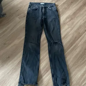Grå/svarta jeans från Gina i stl 38