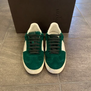 Valentino Flycrew - Tjena säljer min flycrews alla nitar kvar men lite täcken på användning endast box medföljer. Stl 43 o den sjukt snygga o unika färgen minsta fundering är det bara  att höra av sig. Ej byten