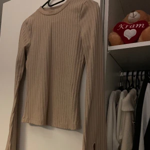 Beige tröja  - Så fin beige tröja med sluta i ärmarna från nelly. Sitter fint och lägger sig mjukt över kroppen. Tveka inte höra av er vid ytterligare funderingar ☺️