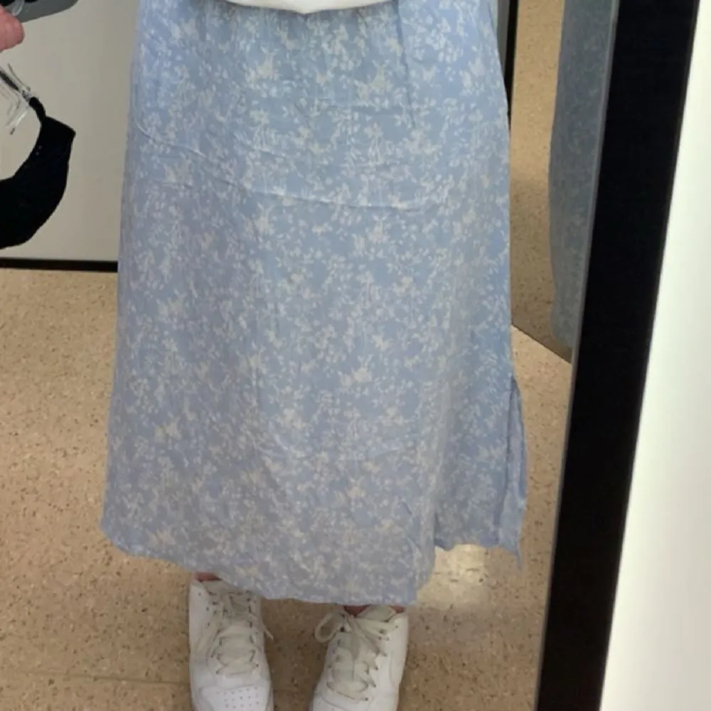 jättefin ljusblå blommig kjol perfekt till sommaren, sitter som en smäck i midjan och går att göra den kortare och ser inte konstigt ut! HAR EN I SVART OCKSÅ OM DET ÄR NÅGON SOM VILL HA❤️Jag älskar den men den passar tyvvär inte längre❤️ Nypris 120 kr!. Kjolar.