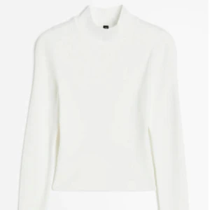 Polo tröja - En fin halv polo topp från H&M, i strl xs. Som ny samt väldigt bekväm på!