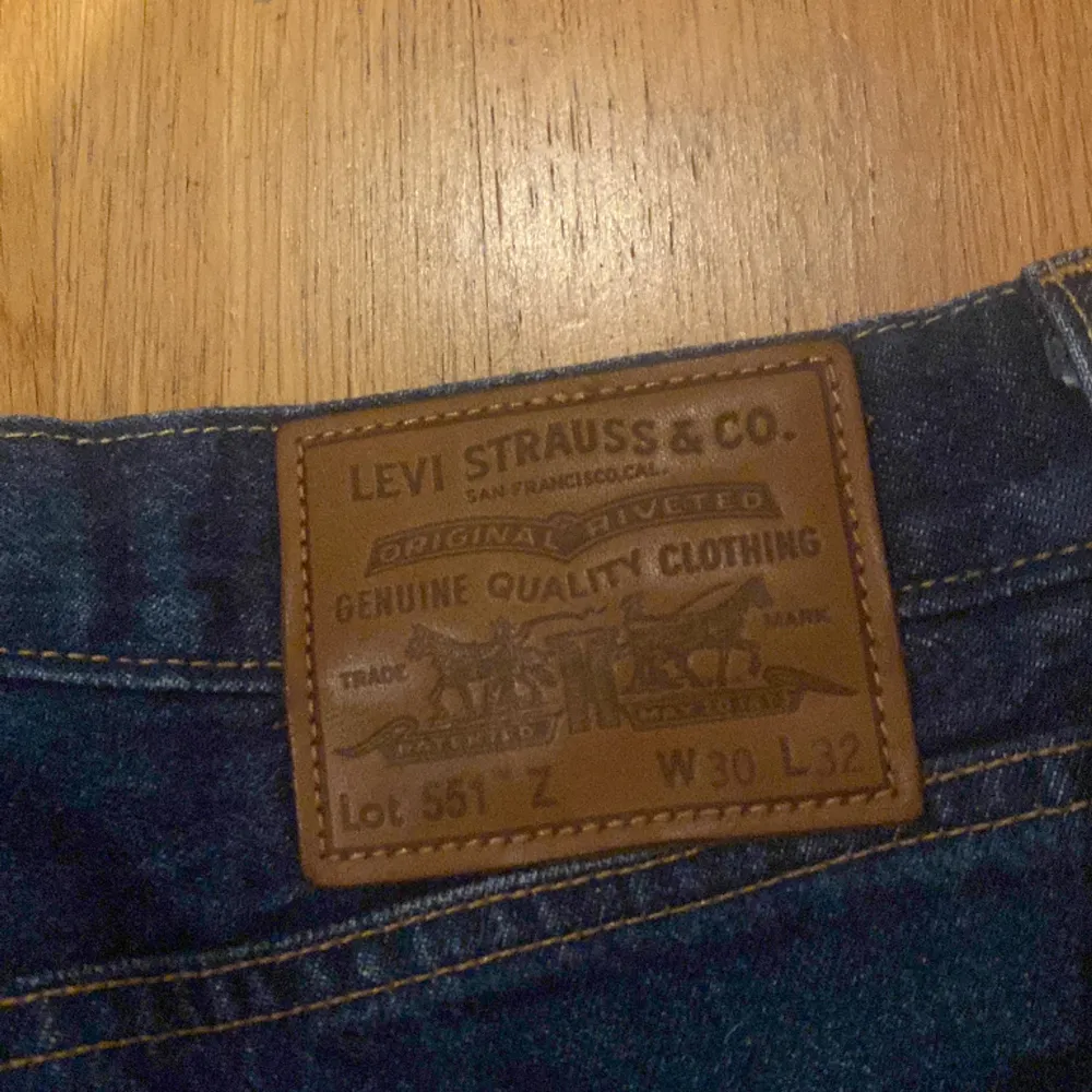Levis modell 551 jeans. Dem sitter i straight fit men nära baggy. Köpt i Levis butik för ungefär 1000kr. Skick 10/10 inga alls defekter och använda 4 gånger ungefär. Skriv vid frågor!. Jeans & Byxor.