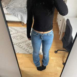 Säljer dessa jättesnygga flare jeans från Gina då de tyvärr inte kommer till användning längre. Endast använda fåtal gånger! Midjemått: 34cm Innerbenslängd: 81cm🌼