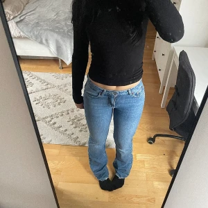 Blåa flare jeans - Säljer dessa jättesnygga flare jeans från Gina då de tyvärr inte kommer till användning längre. Endast använda fåtal gånger! Midjemått: 34cm Innerbenslängd: 81cm🌼