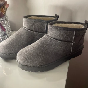 Uggs  - Säljer nu mina uggs då de ej kommer till användning. Helt oanvända så fint skick!💖(inte äkta)