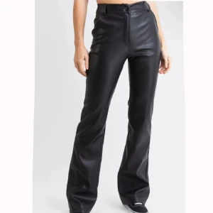 Skinnbyxor  - Säljer dessa snygga skinnbyxor från madlady då det inte kommer till användning. Endast använda ett fåtal gånger och är därför i bra skick. Det är bara att skriva om du har några frågor om byxorna!🫶🏻